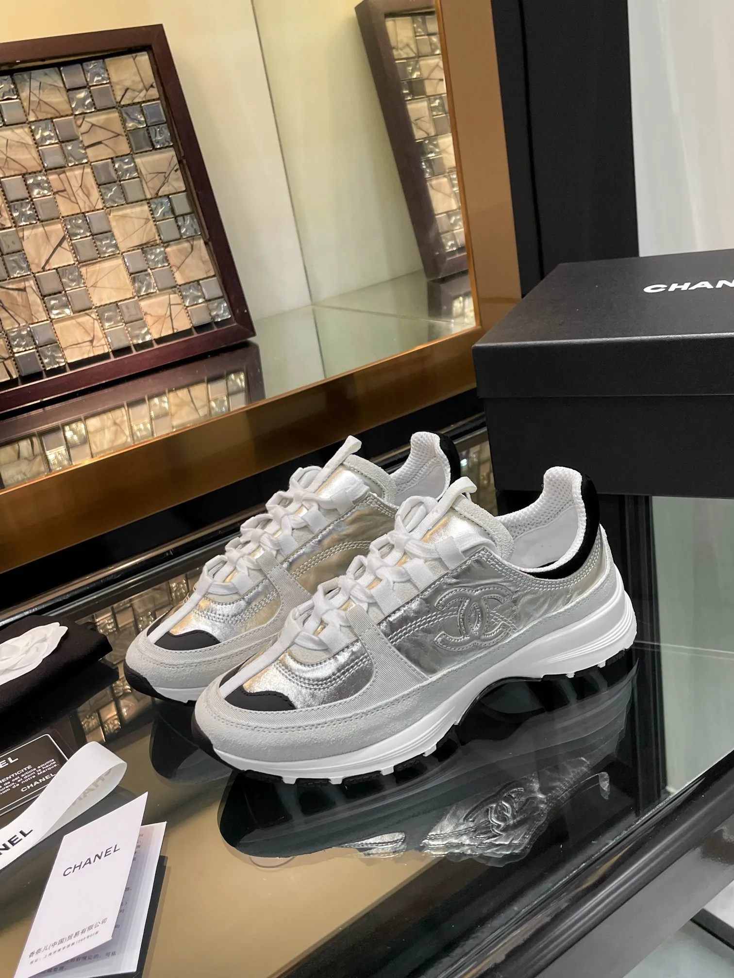 👟👟Ex-factory price 580👟👟 Chanel Chanel 25SS latest white shoes, casual sports shoes, skate shoes, original purchase, development and production, Xiaoxiang C Home counter is another super hot model, loved by Internet celebrity bloggers and ladies, various praises on social platforms, super popular, high quality, breathable, super spring and summer, seeing this issue can always arouse the inner desire of girls for fashion. The latest calfskin material Classic black and white color scheme, fashionable on the feet and easy to care for #Material: Original customized imported cowhide material #Inner lining: Customized soft sheepskin lining #Sole: Original molded TPU non-slip outsole #Sole thickness: 2.5CM Size: 35-40